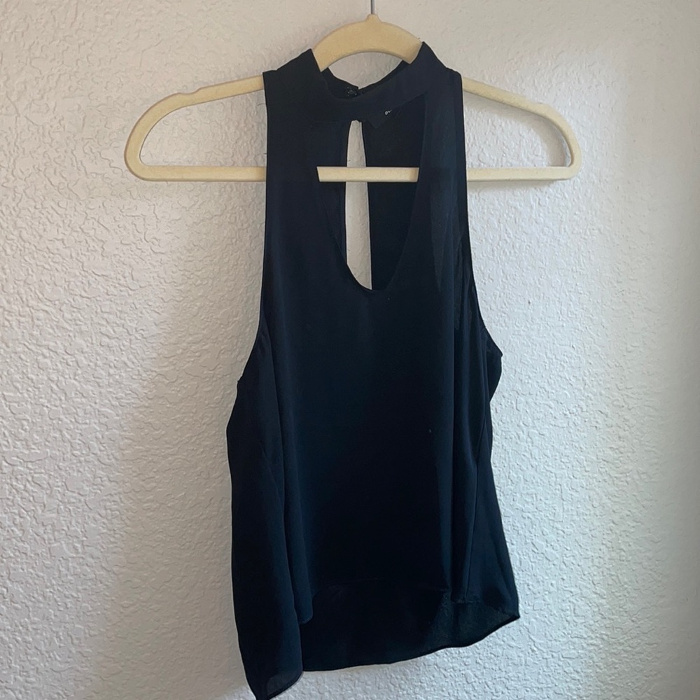 Black keyhole top